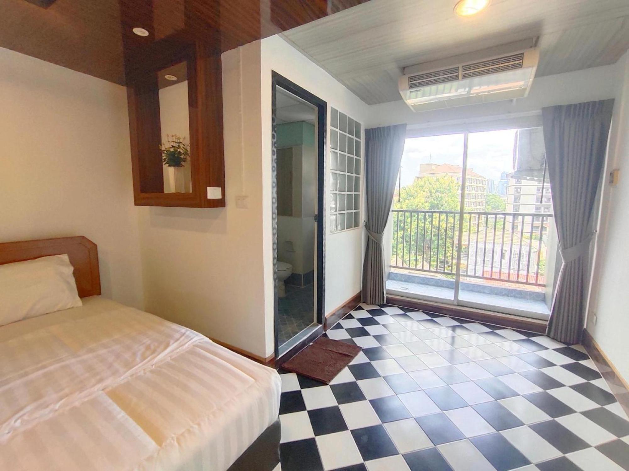 Oyo 75446 Travis Inthamara 49 Bangkok Exterior foto