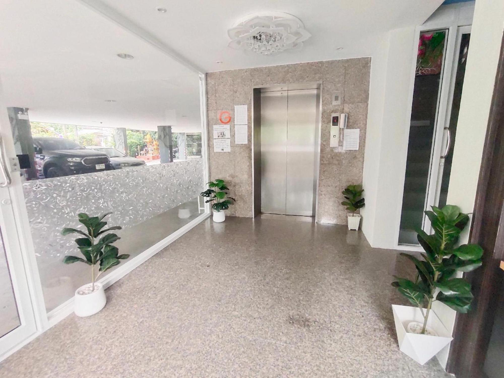 Oyo 75446 Travis Inthamara 49 Bangkok Exterior foto